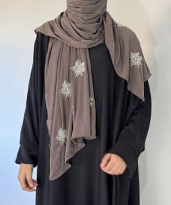 🌹 Hijab en Jersey Premium de Luxe – Élégance Perlée Taupe