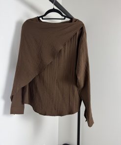 Haut Asymétrique “Nour” – Élégance et simplicité dans une coupe fluide